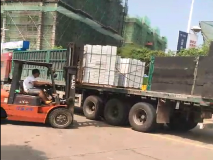 工程現(xiàn)場下貨中